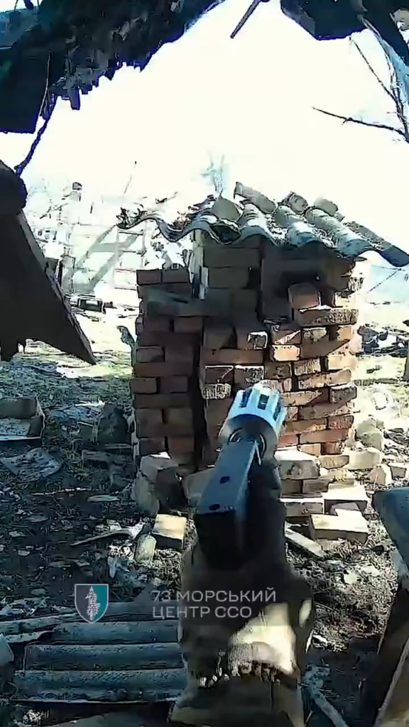 ウクライナのSOFオペレーターが小火器を使用して敵のUAVを破壊します。