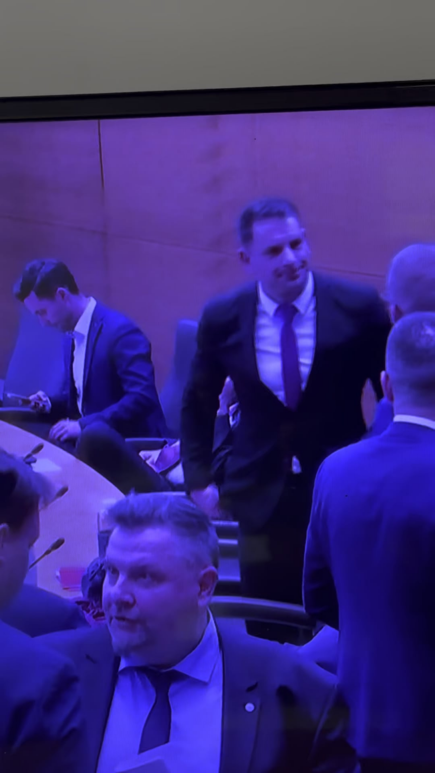 ステヴァノビッチは当選直後、DZホールで遁走した