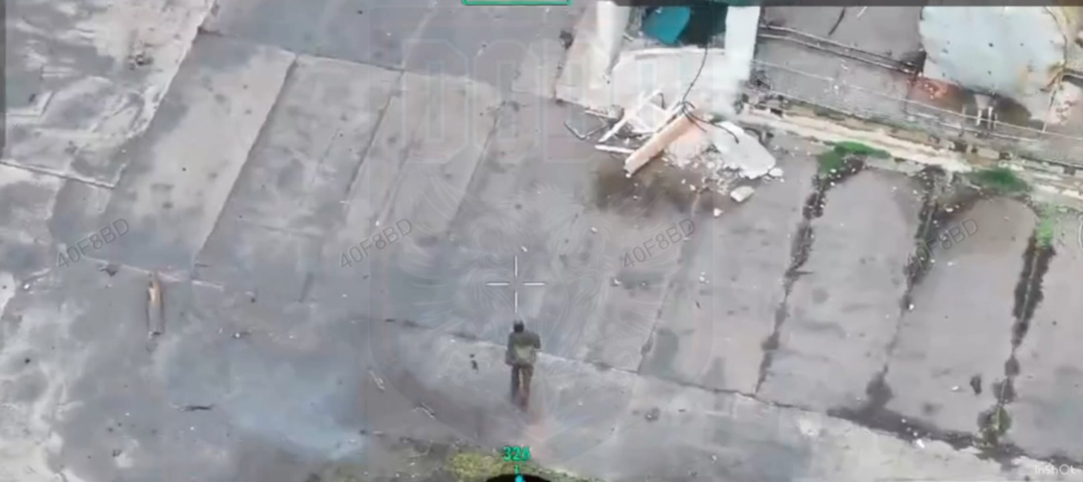 ロシアの侵入者はFPVドローンの攻撃によって真っ二つにされ、上半身は建物の屋上に投げ出された。ウクライナの第5強襲旅団第4強襲大隊のUAS部隊「ドードー」が運用。 2026.04.20