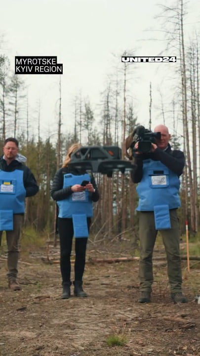 ダイアナ妃のアンゴラでの象徴的な散歩からほぼ30年後、息子のハリー王子はウクライナでの地雷除去作戦に参加するが、そこではロシア軍が広大な地域を地雷で汚染したままにした。