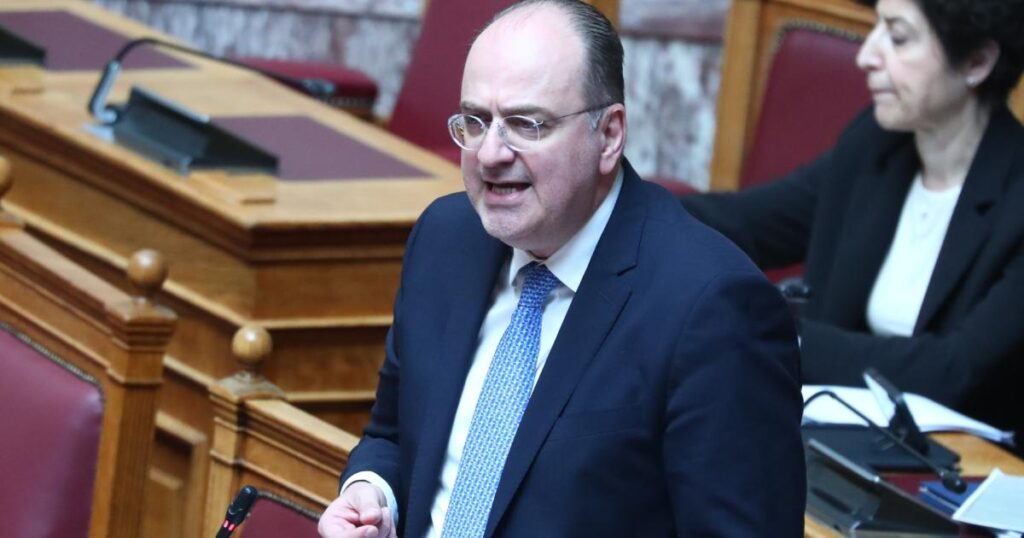 マカリオス・ラザリディス氏辞任