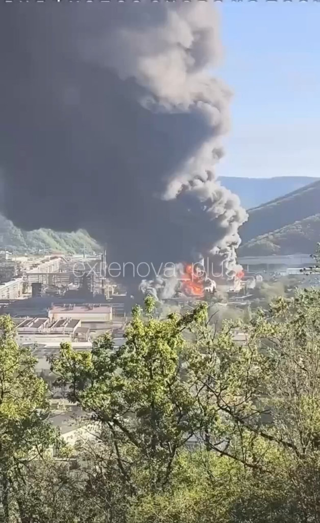 ロシア民間人は、今夜のウクライナの無人航空機による攻撃の後、トゥアプセにあるロスネフチ製油所が燃えている様子を記録した。