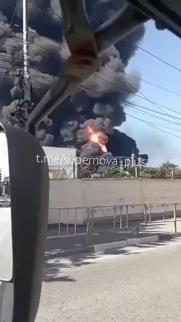 ロシアの民間人が記録した新しい映像は、ロスネフチ・トゥアプセ製油所で起きた火災の規模を示している。