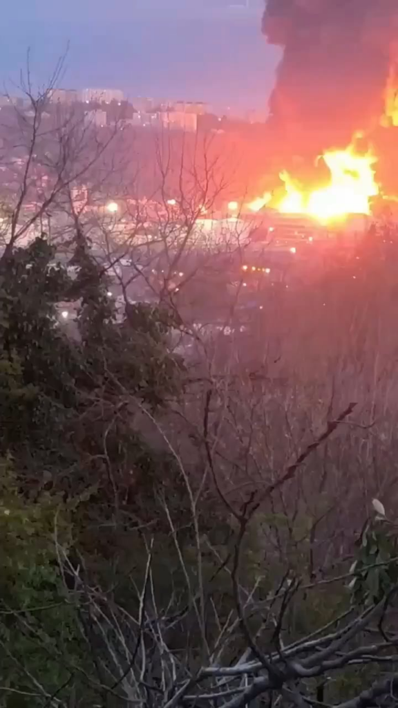 ロシアのトゥアプセ製油所の火災は今日も燃え続けていた。