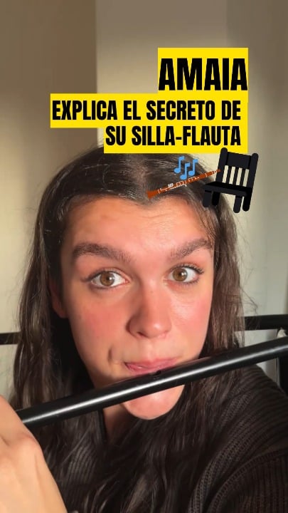 アマイアが椅子のフルートについて説明する