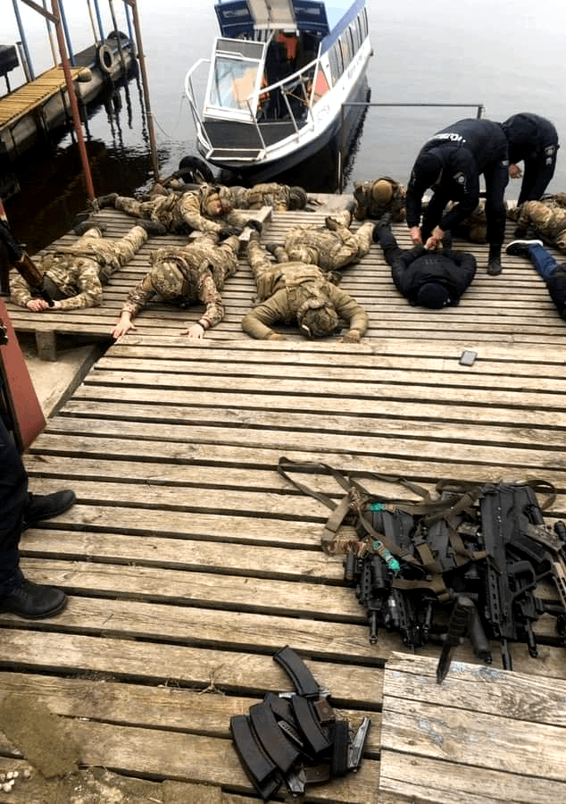 ウクライナのニコポルで捕らえられた、ウクライナ軍の制服を着たロシアのスペツナズ（特殊部隊）破壊工作員。ジュネーブ条約に基づき、死刑の対象となる。