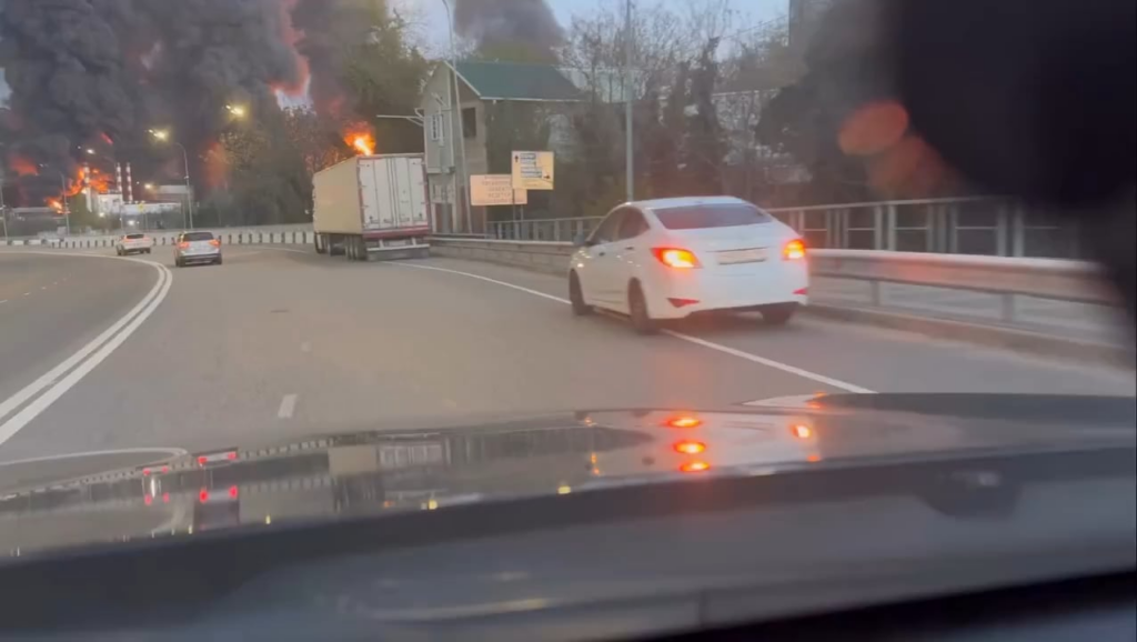 ロシア民間人が今朝、クラスノダール地方トゥアプセにあるロスネフチ製油所の大規模火災を車の中から撮影した。