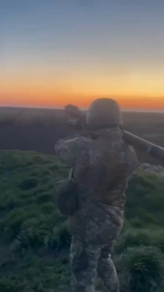 初めてロシアのミサイルを撃墜したウクライナ人守備選手マクシムの喜び