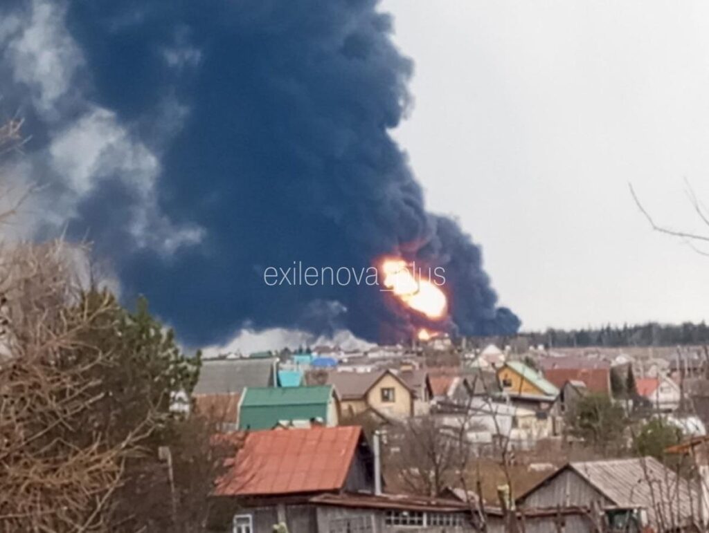 ゼレンスキー大統領は、ウクライナが戦線から1,500キロ離れたオルスクとペルミを攻撃した際に「公正な対応」を称賛した。ロシアのオルスクとペルミの石油インフラがドローンで攻撃され、主要な製油所やパイプライン駅などの主要施設で火災が発生した。