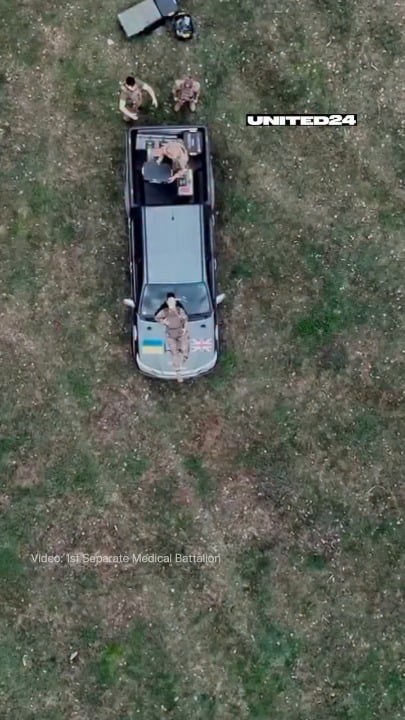 デュア・リパ、ウクライナの戦闘衛生兵のために資金を集める