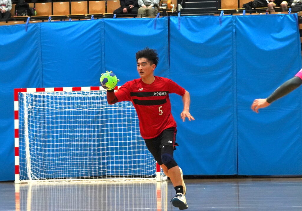 全国高校選抜大会 ハンドボール男子 未完のエース合沢蒼風(大分雄城台 新2年) 覚醒の序章 【大分県】 | オー!エス! OITA SPORTS 全国高校選抜大会 ハンドボール男子 未完のエース合沢蒼風(大分雄城台 新2年) 覚醒の序章 【大分県】