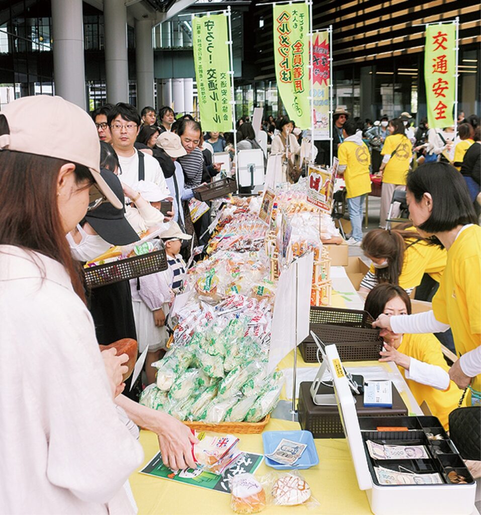 期待膨らみ、会場パンパン 都筑区パン祭り | 都筑区 | タウンニュース