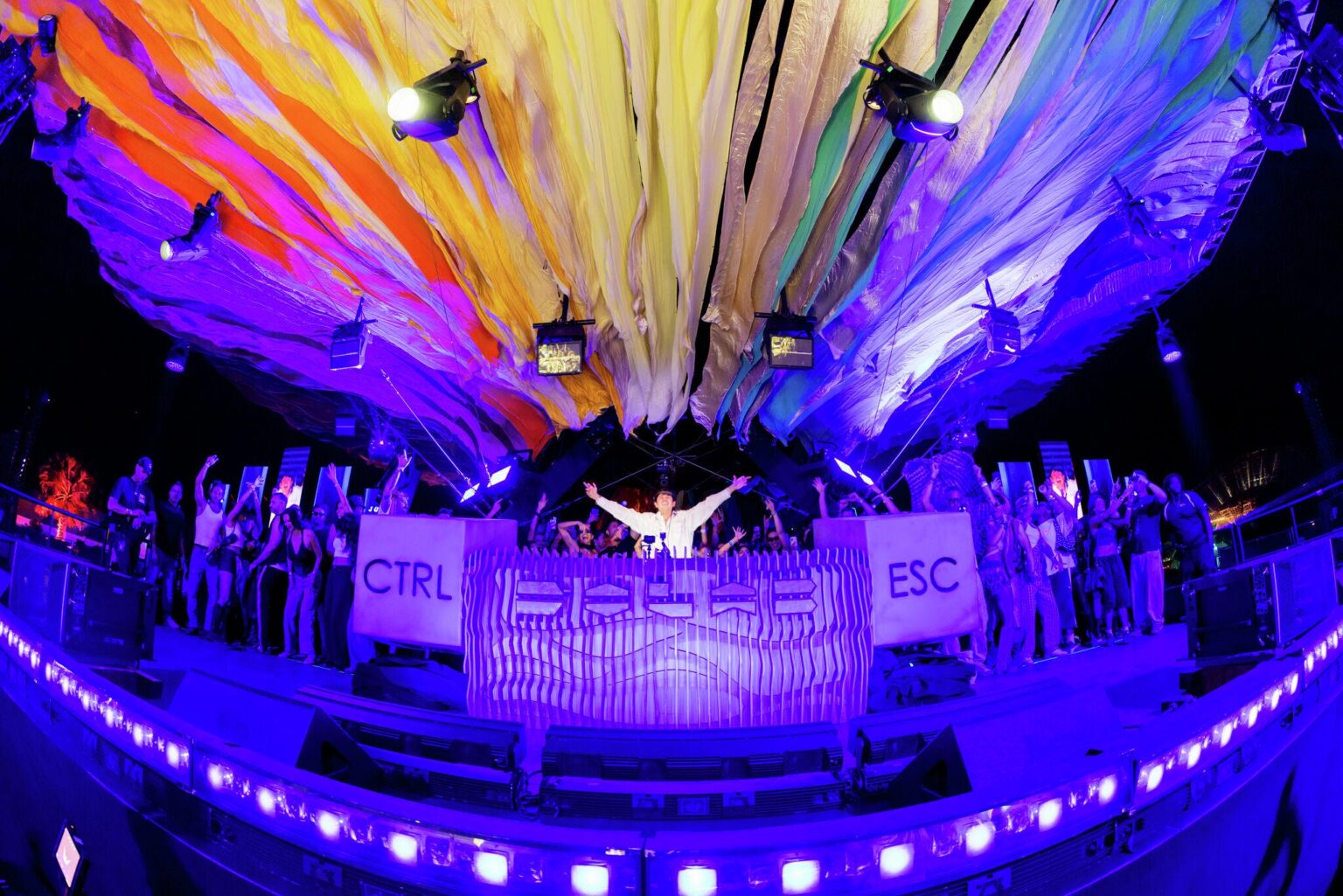 コーチェラのステージは、ステージライトが来場者に落ちた後に閉幕