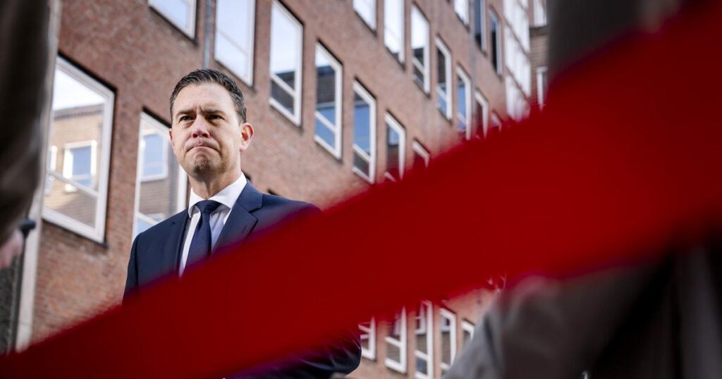 国務院が警告：内閣が労働者に一方的な法案を押し付ける