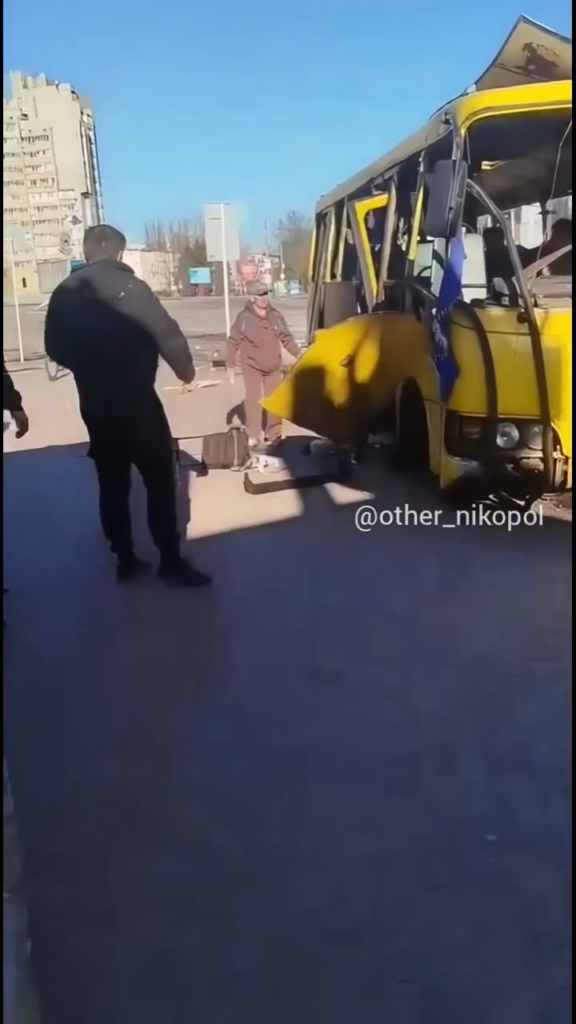 4月7日、ニコポル市の市バスに対するロシアの無人機攻撃の最初の数分間。 4人が死亡、16人が負傷したと報告されている