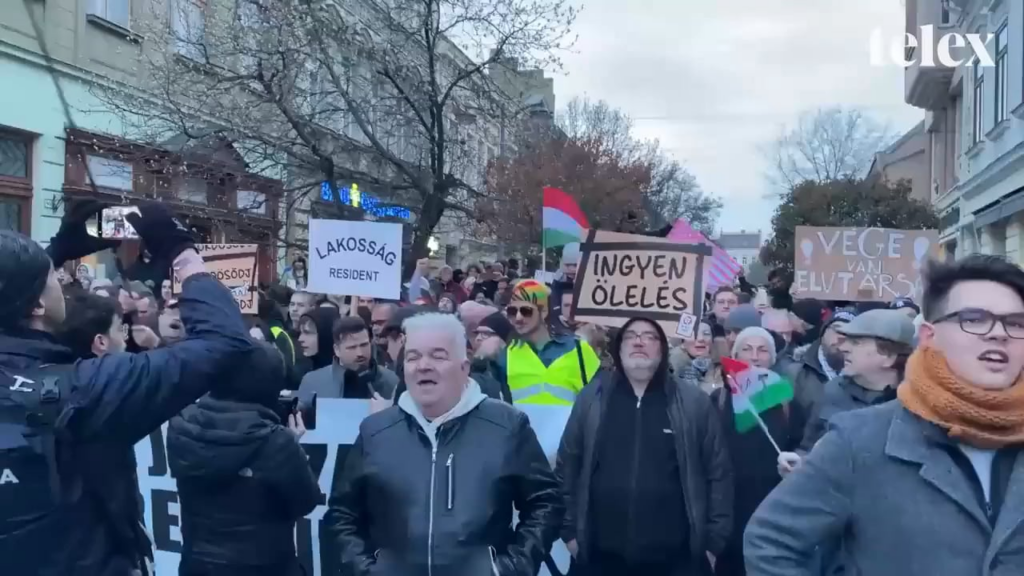 ハンガリーの選挙前の集会では、群衆が「ロシア人、帰れ！」と叫び始めた。歴史的なスローガン「ルシキク・ハザ」は 1956 年のハンガリー革命中に出現し、ソ連占領に反対するものでした。