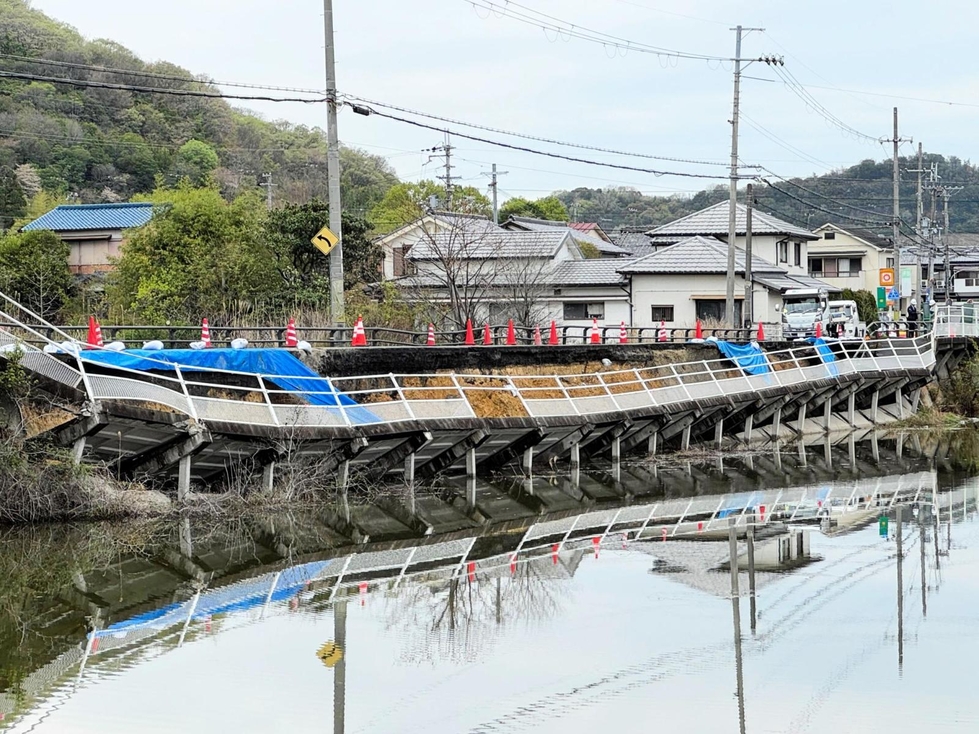 ため池を横切る県道が70メートル崩落 加古川、９日夜からの雨が影響か 2.7キロ通行止め|社会 - 神戸新聞