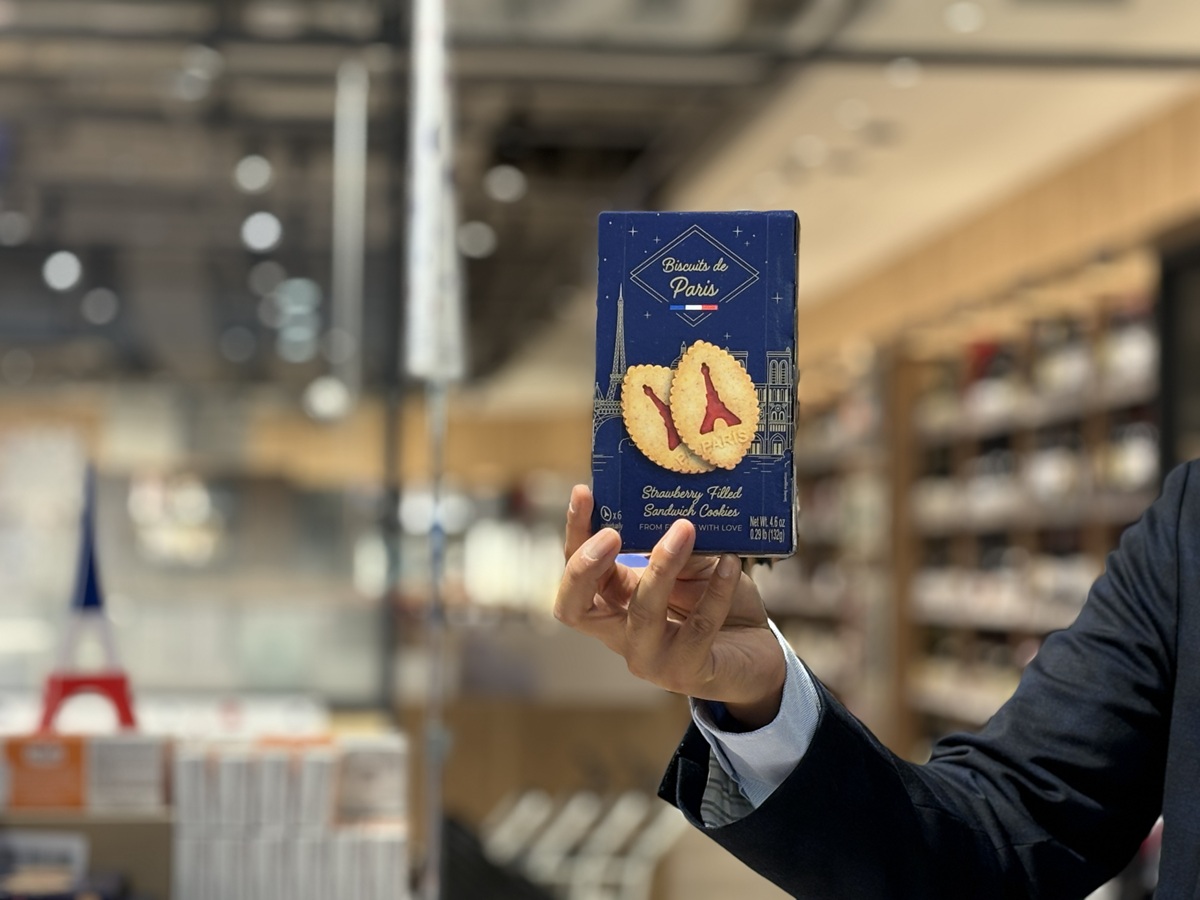 ビスキュイ・ド・パリ ストロベリーサンドビスケット（エッフェル塔モチーフ）