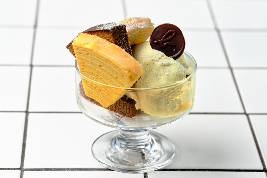 「アニエスベー カフェ神戸阪急店」で食べられるバウムクーヘンのミニパフェ（1650円、ドリンク付き）