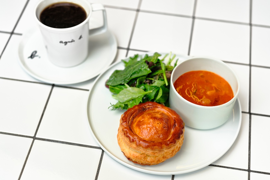 「アニエスベー カフェ神戸阪急店」で食べられる神戸牛のミートパイセット（1980円、ドリンク付き）