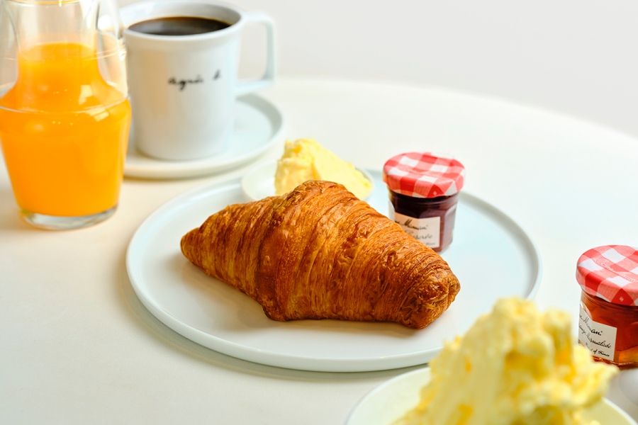 「アニエスベー カフェ神戸阪急店」で食べられるクロワッサンセット（1650円、ドリンク付き）