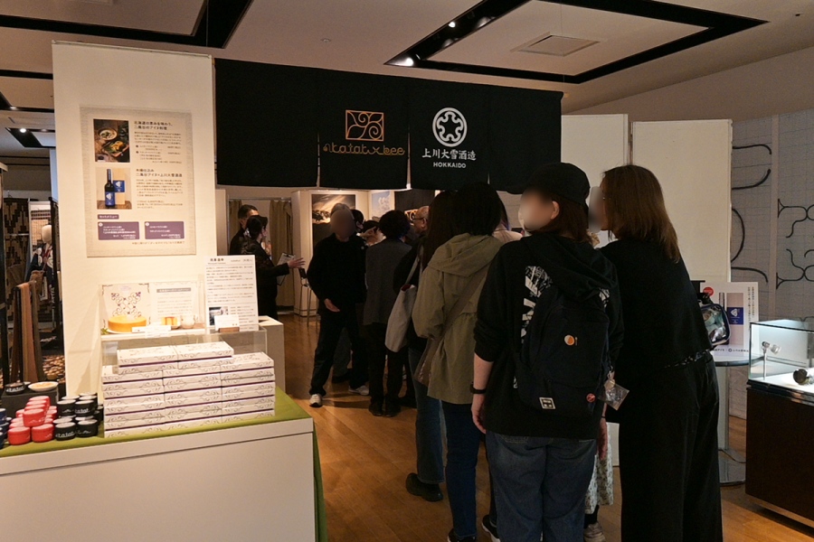 北海道の山菜とエゾ鹿肉の汁物「ユクオハウ」、アイヌ文化に欠かせないキハダの実のアクセントが効いたカボチャの団子をアレンジした「ラタシケプシト」も会場で食べられる（Lmaga.jp撮影）