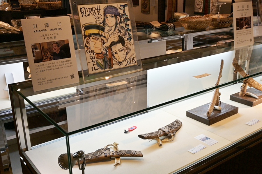 『家族で紡ぐアイヌのてしごと』には民芸品や工芸品がずらり（Lmaga.jp撮影）