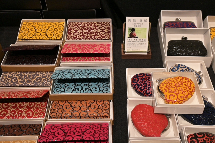 『家族で紡ぐアイヌのてしごと』には民芸品や工芸品がずらり（Lmaga.jp撮影）