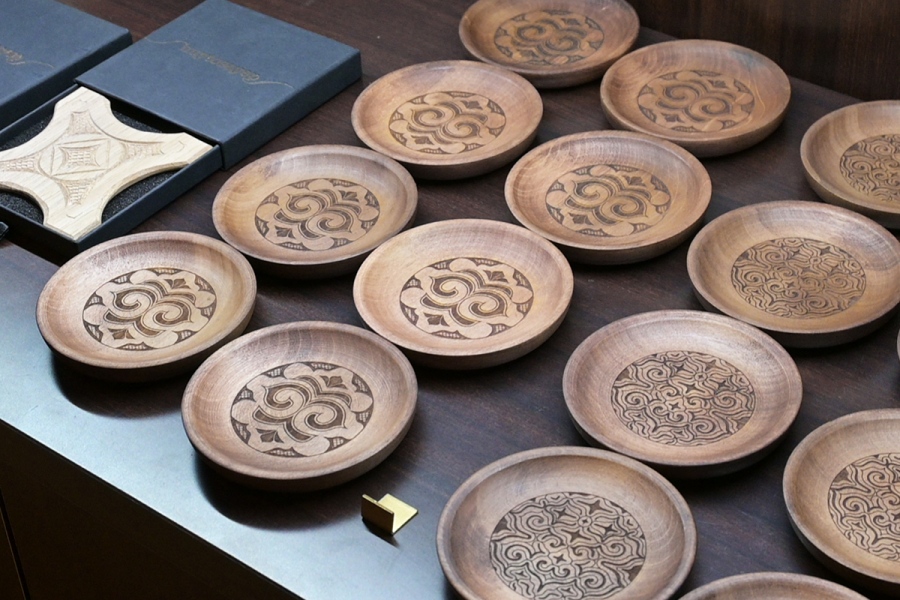 『家族で紡ぐアイヌのてしごと』に並ぶうつわなど（Lmaga.jp撮影）