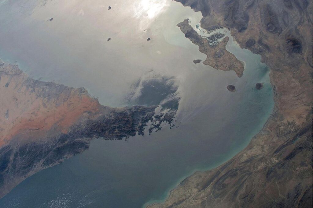 ホルムズ海峡はなぜあんな地形なのか、いずれはふさがる運命