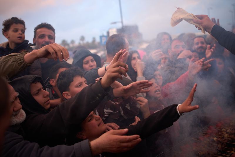 レバノン南部でのイスラエルの攻撃により避難を余儀なくされた人々は100万人あまりにのぼる/Emilio Morenatti/AP