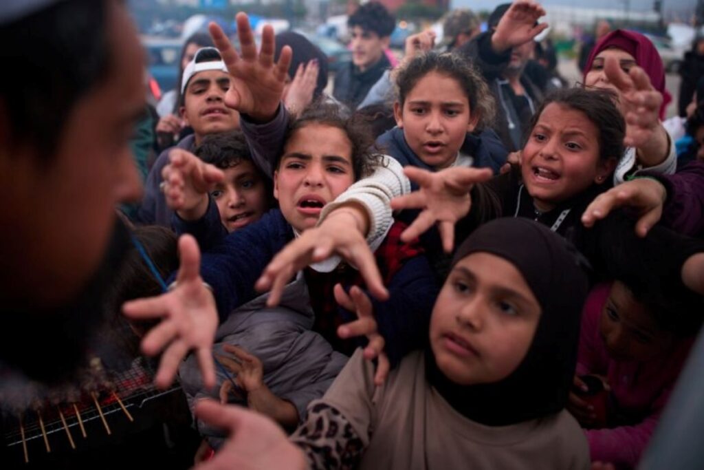レバノン、イスラエルの攻撃で100万人超が避難 写真でみる食料を渇望する人々 – CNN.co.jp レバノン、イスラエルの攻撃で100万人超が避難 写真でみる食料を渇望する人々 - CNN.co.jp