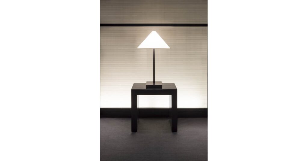 アルマーニ / カーザが長野県でインスタレーション　アルマーニが自ら手掛けたテーブルランプを展示