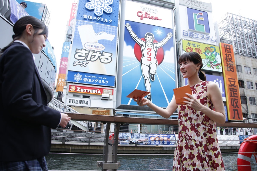 道頓堀でオレンジ色のラブレターを手渡しする綾瀬はるか（4月24日／大阪市内）
