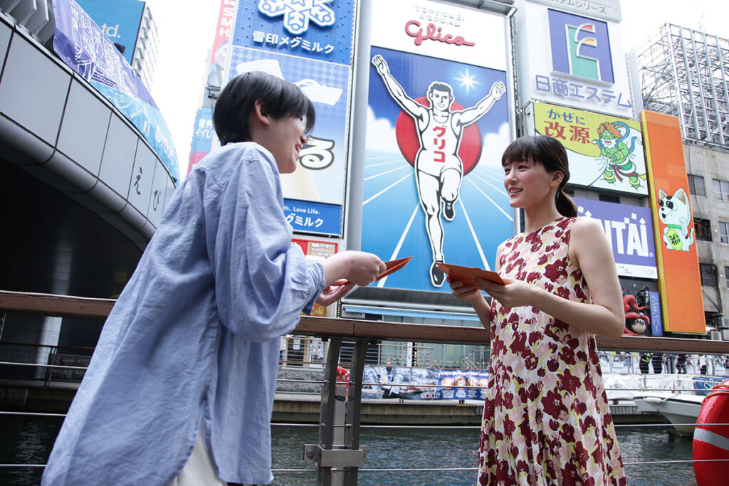 綾瀬はるか、大阪・道頓堀に出現し観光客ざわつく…ラブレターも手渡し | Lmaga.jp