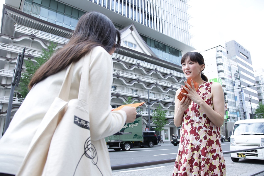 なんば広場でオレンジ色のラブレターを手渡しする綾瀬はるか（4月24日／大阪市内）