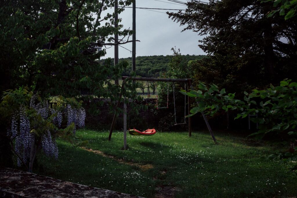 ルセネ村では、3歳から9歳までの34人の被害者に対する父親の強姦が撮影された。