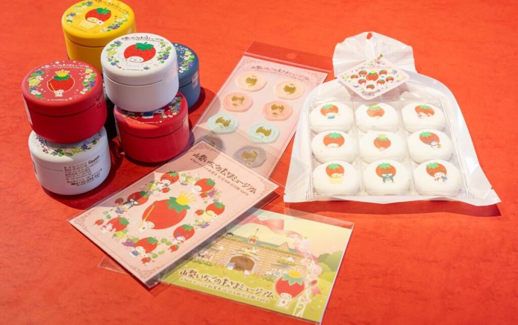 「山梨いちごの王さまミュージアム サンリオ創業者 辻󠄀信太郎記念館」がオープン！ いちご新聞や歴代キャラクターなども展示、限定グッズにも注目 | HugKum（はぐくむ）