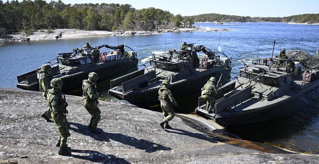 呼びかけ: 軍事演習の写真を共有しないでください