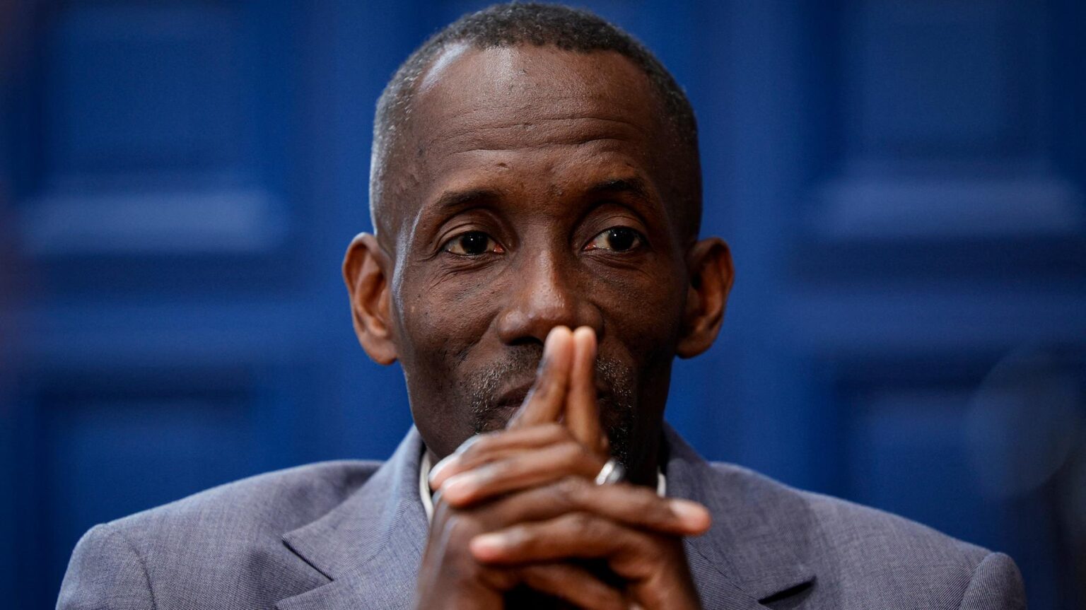 サン＝ドニ市長による人種差別に反対するデモ行進をなぜ中道派と右派が無視するのか