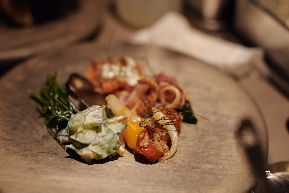 レストラン「ラボサヴォリー」は要予約。隔週の木曜日から日曜日まで、札幌「ミノタケ」のシェフが滞在する。