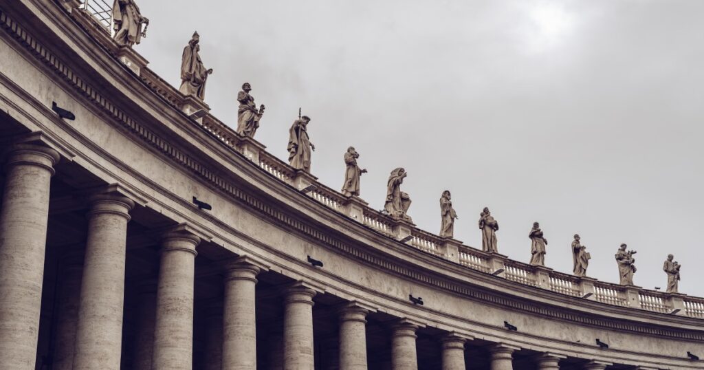 教皇の「帰還」とローマ市総督に下した「峻烈な恥辱の刑」…オットーの南イタリア進出により現前した大敵「ビザンツ帝国」との対峙(菊池 良生) | 現代新書 | 講談社 教皇の「帰還」とローマ市総督に下した「峻烈な恥辱の刑」…オットーの南イタリア進出により現前した大敵「ビザンツ帝国」との対峙(菊池 良生) | 現代新書 | 講談社