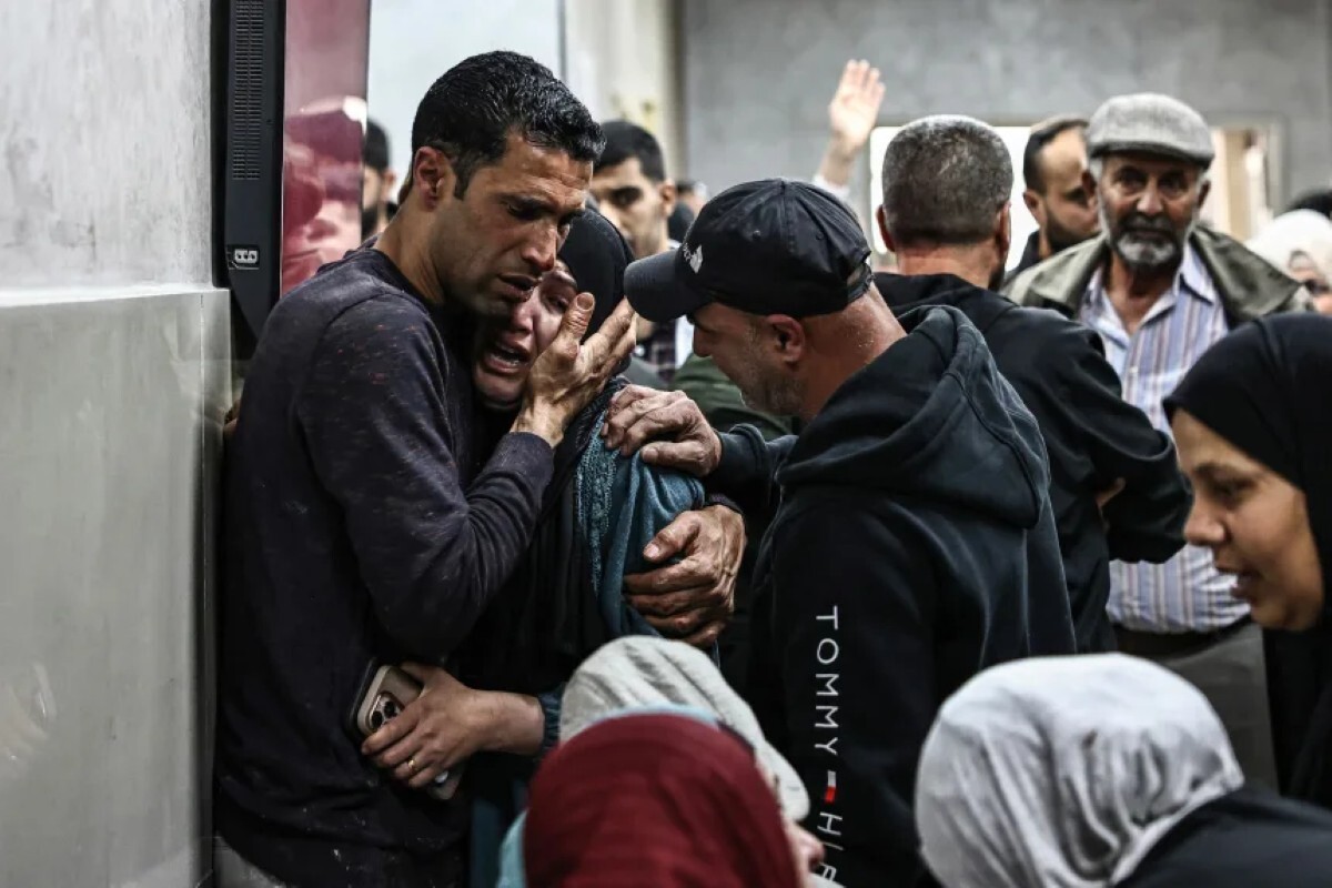 銃撃で死亡した人が搬送されたラマラの病院で悲しみに暮れる親族/Zain Jaafar/AFP/Getty Images