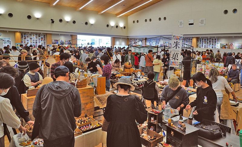 多くの人でにぎわう蚤の市の会場（２６日、和歌山県上富田町南紀の台で）