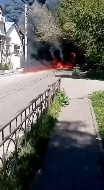 製油所へのドローン攻撃後、燃え上がる石油がトゥアプセの街路に広がる