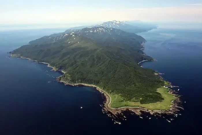 知床半島の先端、知床岬（2025年6月13日撮影、北海道新聞掲載写真）