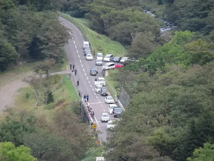 ヒグマを撮影するために集まった人たちと車両（知床財団提供）