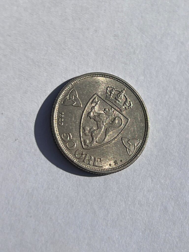 こんにちは、みんな！とてもクールなコインを見つけました。 1920 50 Øre、売る前に共有しようと思いました。 106歳にしては超清潔！