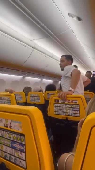 イギリスからスペインへの乗客がフランスで拘束される