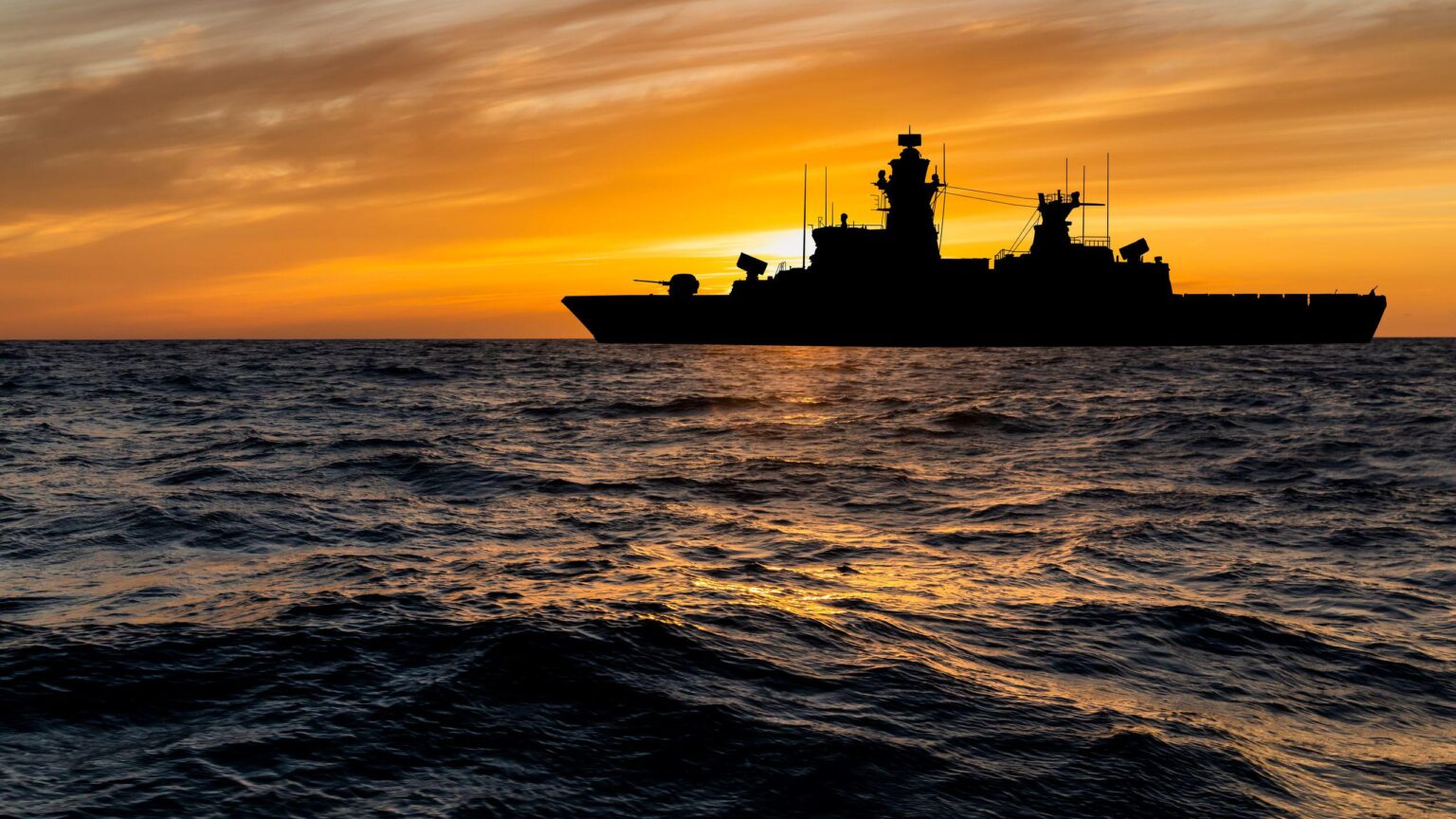 Bluetoothトラッカーをはがきに隠して軍艦に郵送すると、位置情報が暴露される - 5ユーロのガジェットが4億9,600万ユーロのオランダ船を24時間危険にさらす